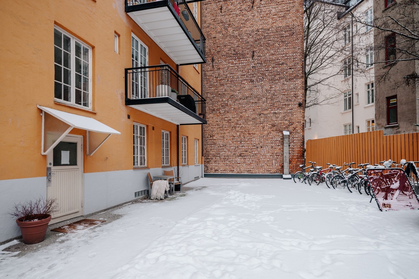 Hele leiligheten vender mot bakgården - Bakgården ble rehabilitert i 2020/2021. Galleribilde