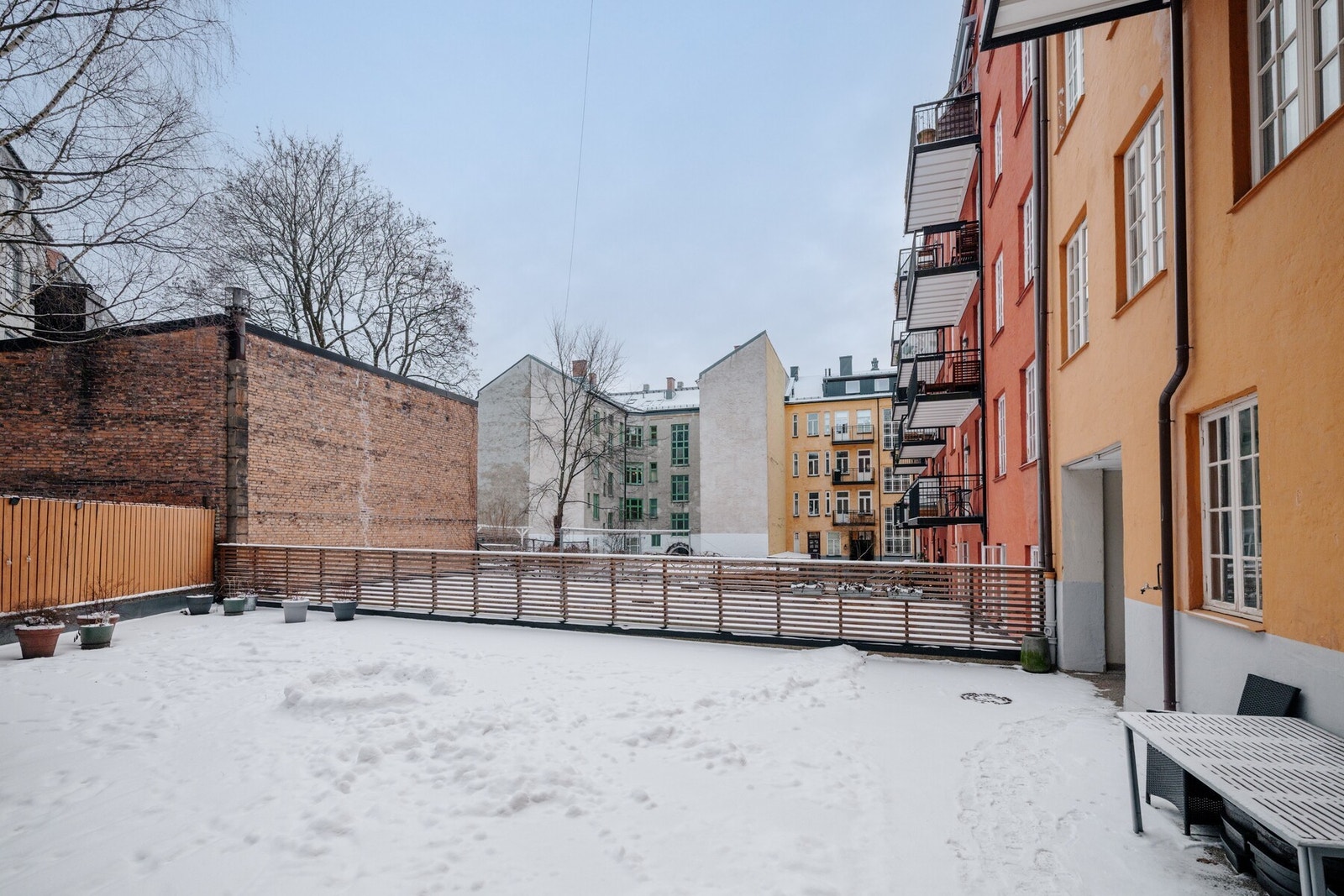 Pent opparbeidet bakgård med fin avstand til nærliggende bebyggelse - sol fra formiddag og til ettermiddagen midtsommers. Galleribilde