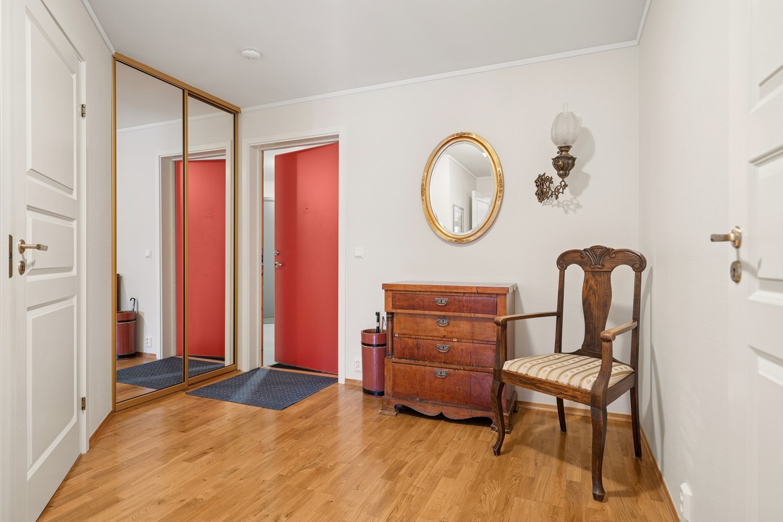 Romslig gang med god plass til skyvedørsgarderobe og annen oppbevaring. Galleribilde