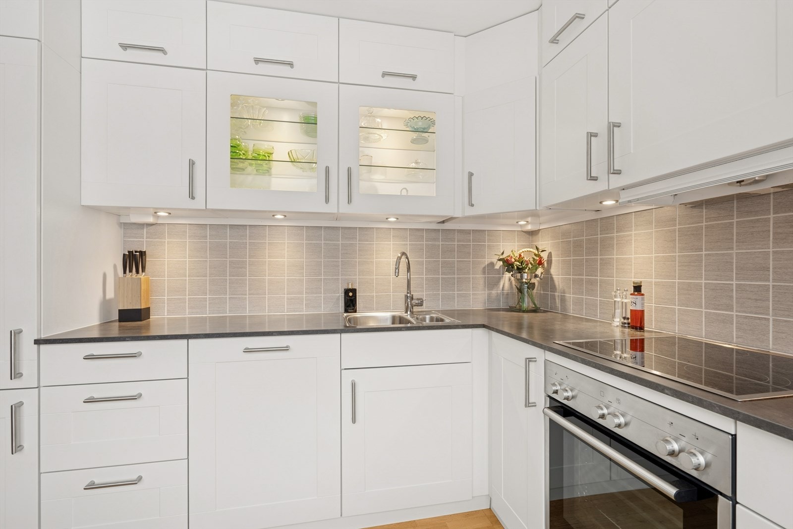 Lyst og praktisk kjøkken. Galleribilde