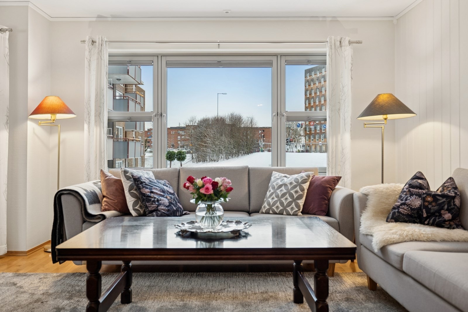 Stuen har store vindusflater som gir rikelig med dagslys og skaper en behagelig atmosfære. Galleribilde