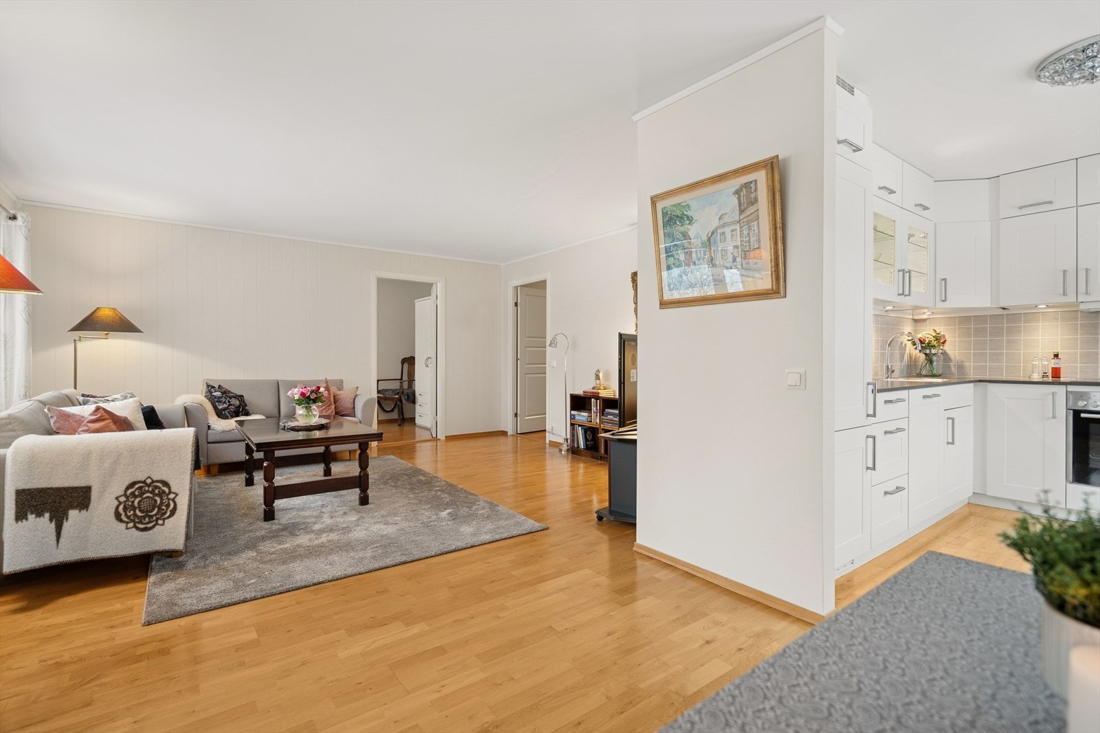 Lys og luftig stue med utgang til solrik balkong. Galleribilde