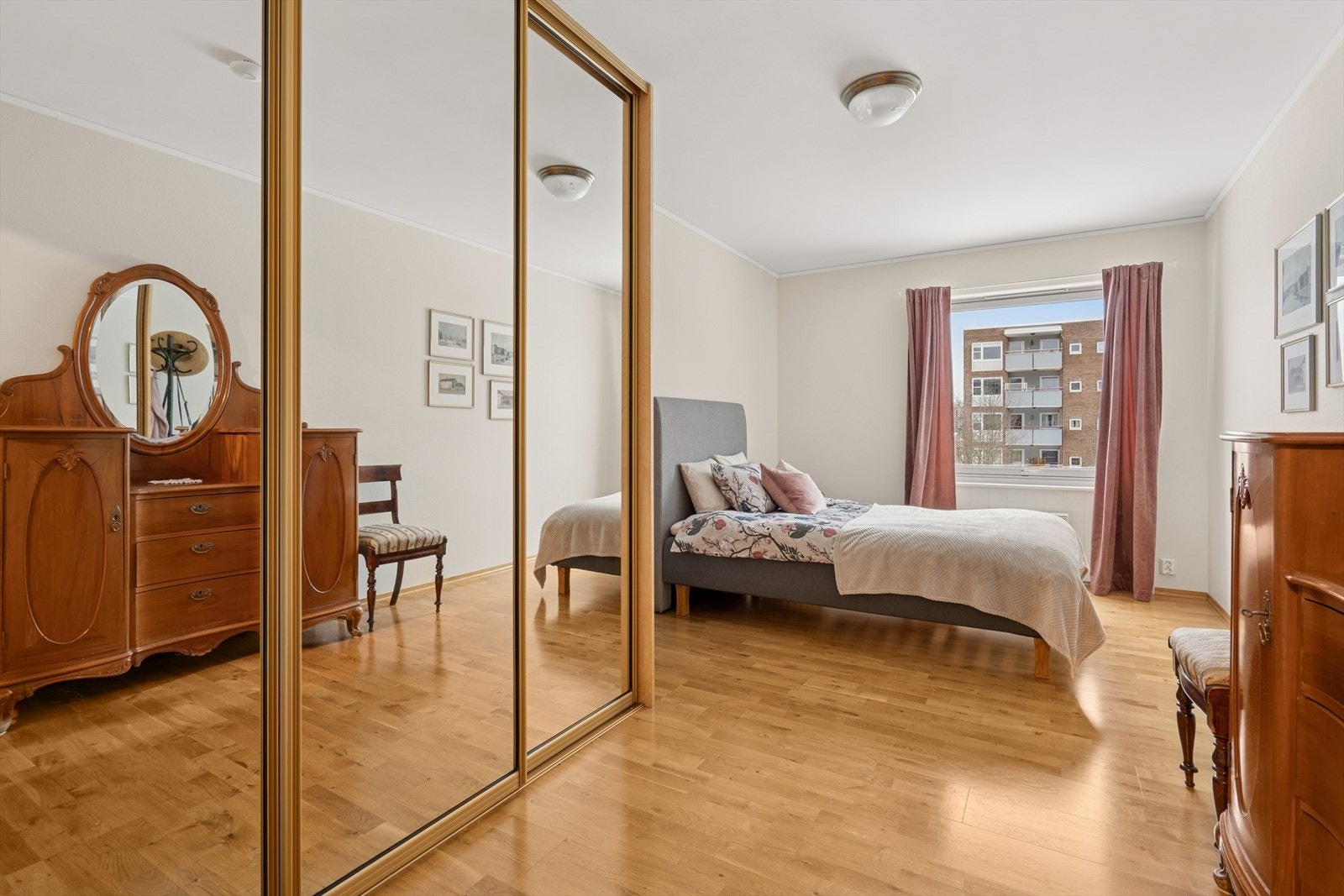 Her er det god plass til dobbeltseng, tilhørende nattbord og ønsket garderobeløsning. Galleribilde