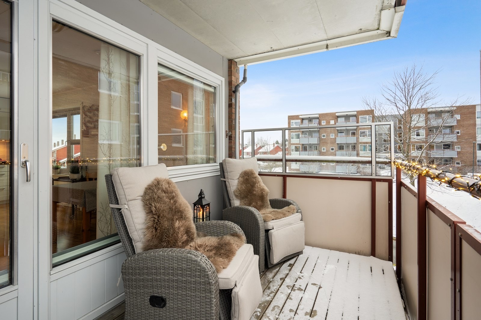 Balkongen er på 6,4 kvm, sørvendt som gjør at leiligheten nyter gode solforhold. Galleribilde