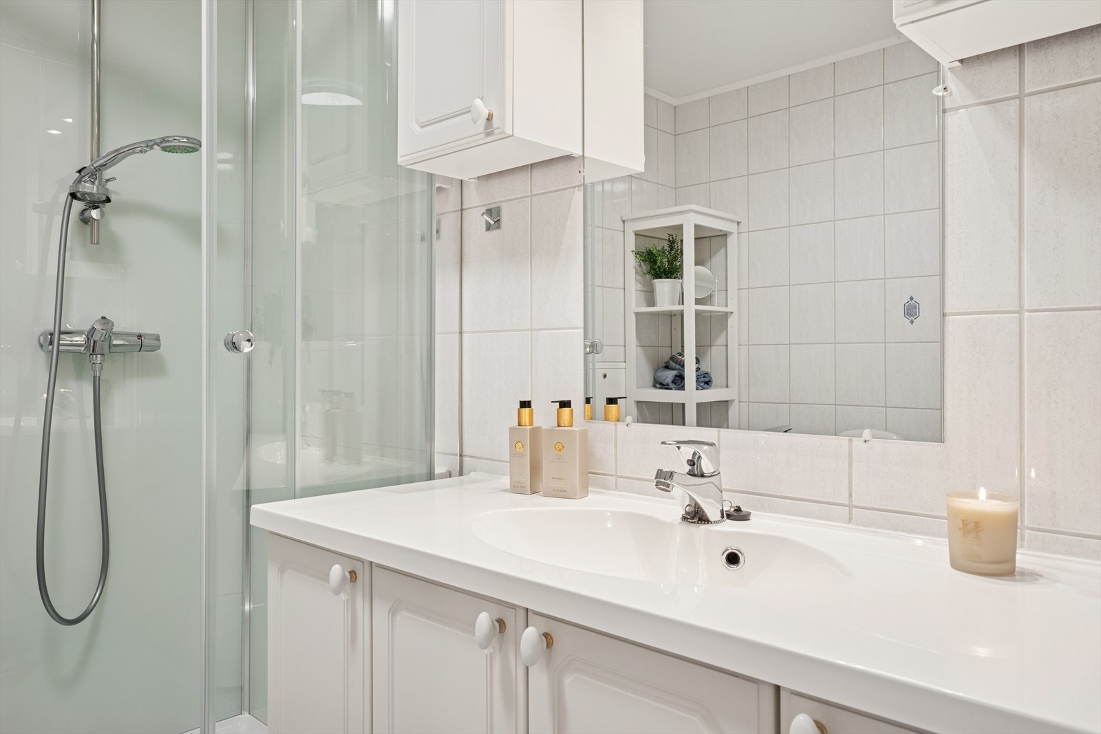 Baderomsinnredningen har godt med plass. Dusjkabinett. Galleribilde