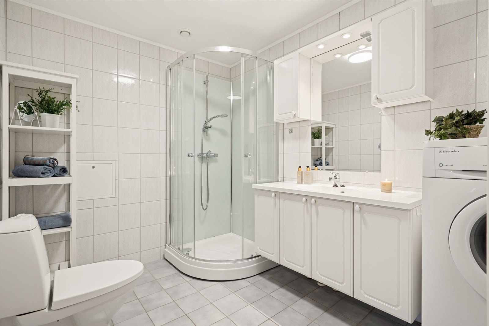 Flislagt bad med varmekabler i gulv. Opplegg for vaskemaskin. Galleribilde