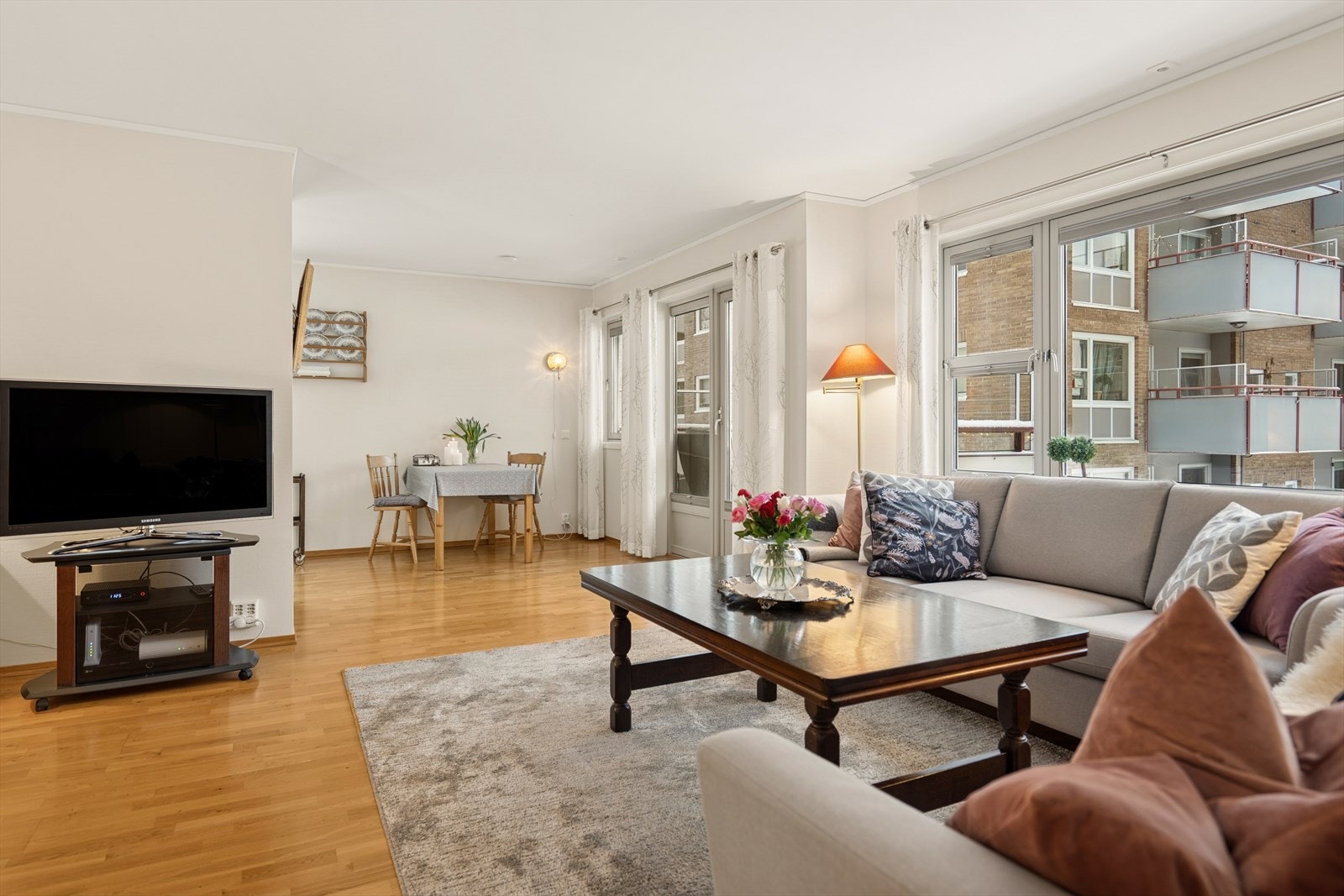 Fra stuen er det en delvis åpen løsning mot kjøkken. Galleribilde