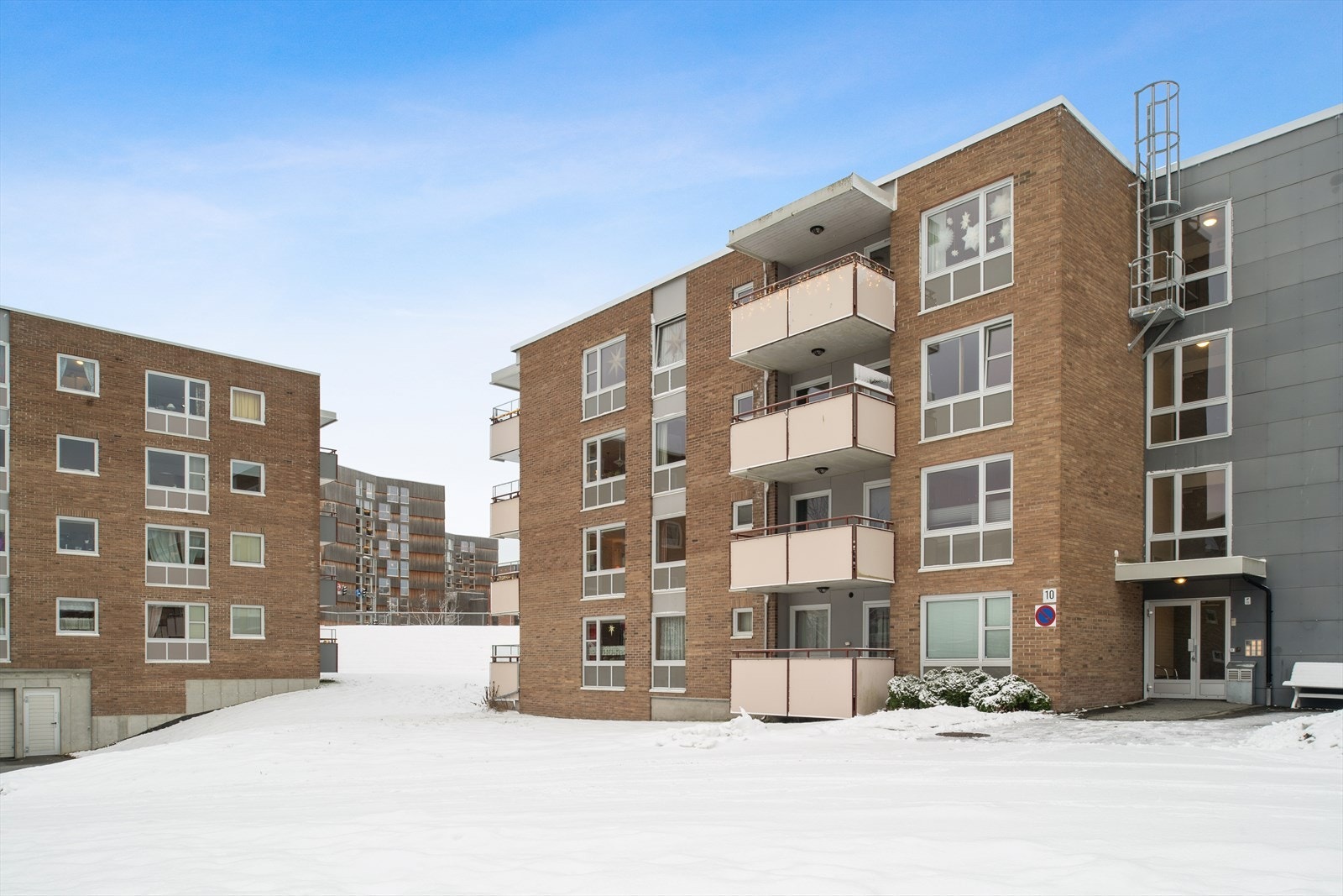 Fra leiligheten er det kort gangavstand til dagligvarebutikker som Bunnpris og Rema 1000, samt Moholtsenteret med flere servicetilbud. Galleribilde