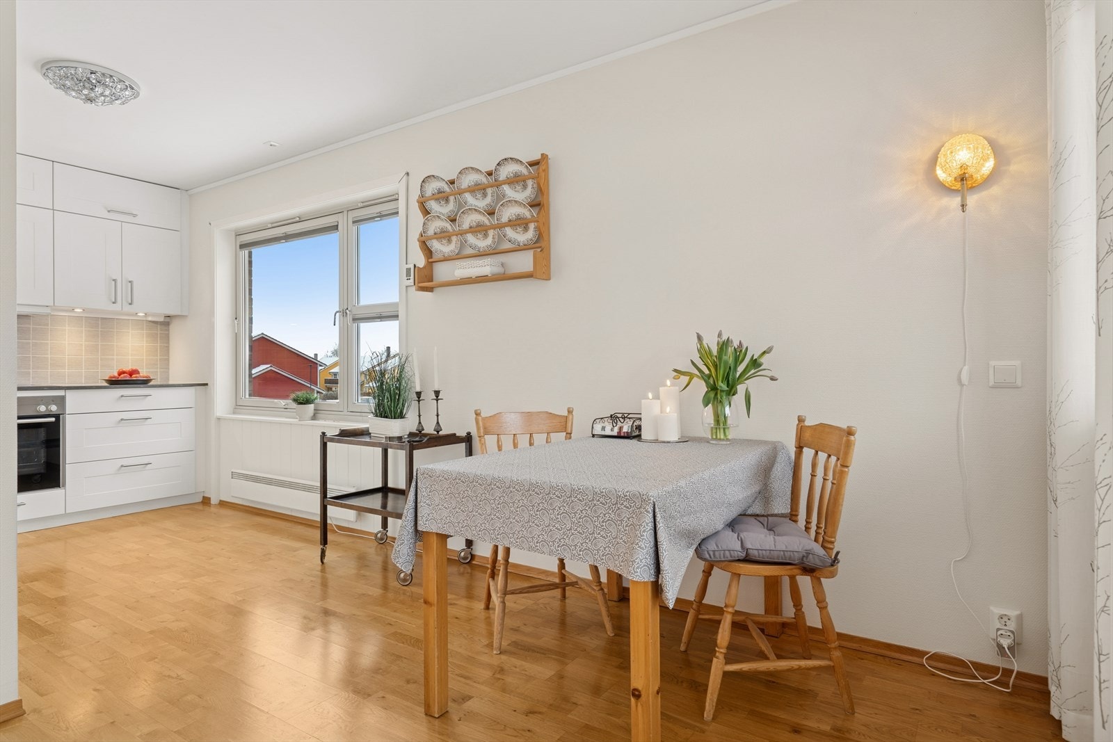 I tilknytting til kjøkkenet har man god plass til spisebord. Galleribilde