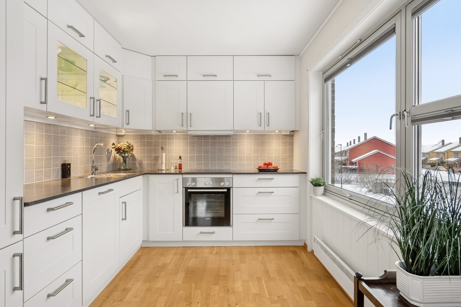 Her er det god benkplass og mye lagringsplass i overskap og skuffer. Galleribilde