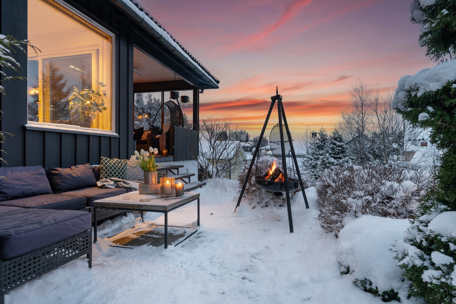 Platting på nedsiden av terrassen hvor man kan utnytte seg av finværet Galleribilde