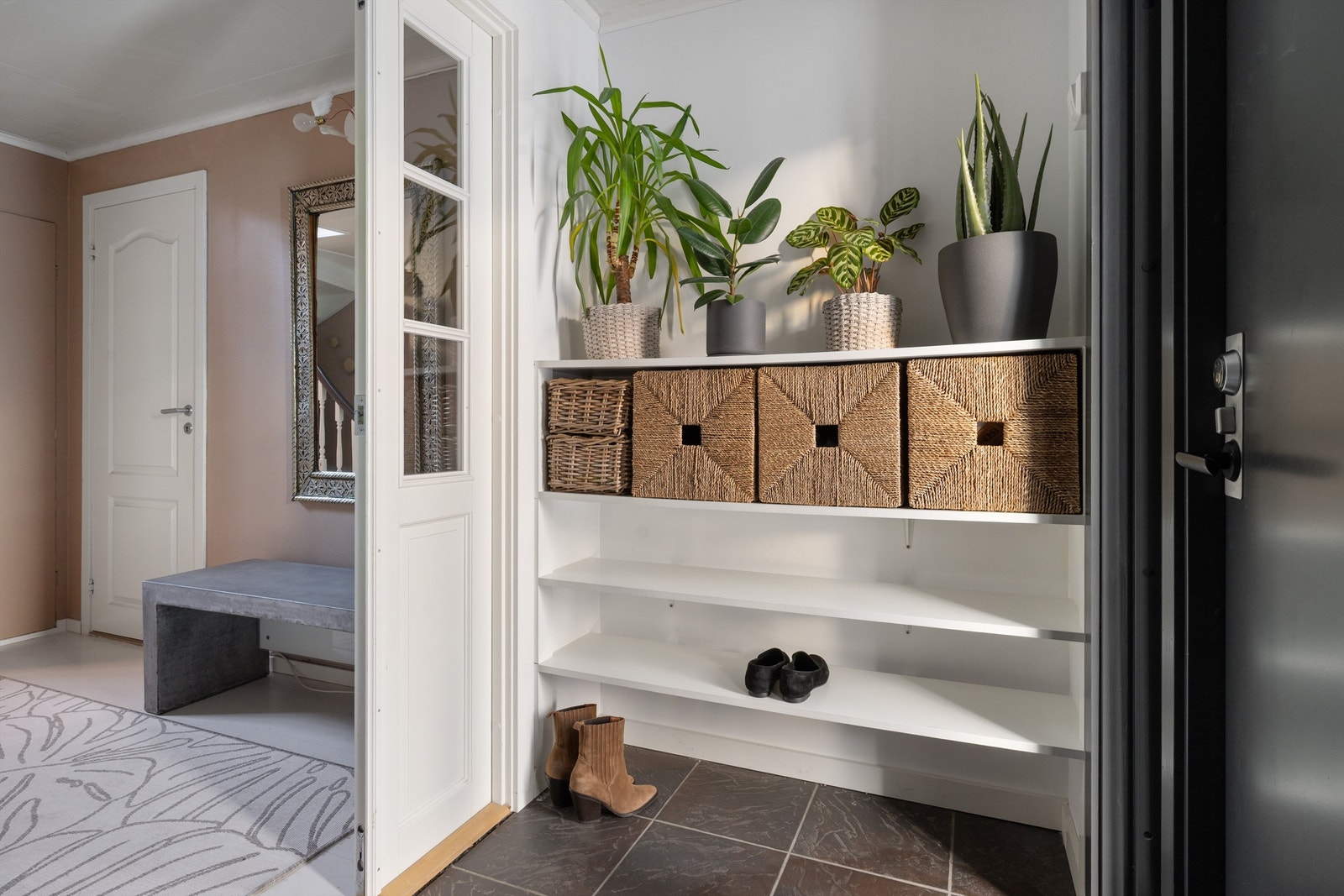 Entreen har flislagt gulv Galleribilde