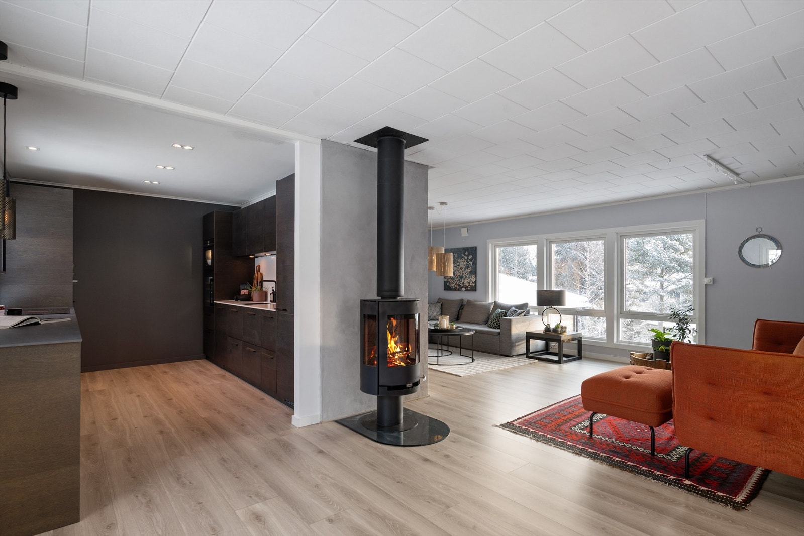 Åpen kjøkkenløsning for en naturlig flyt i boligen Galleribilde