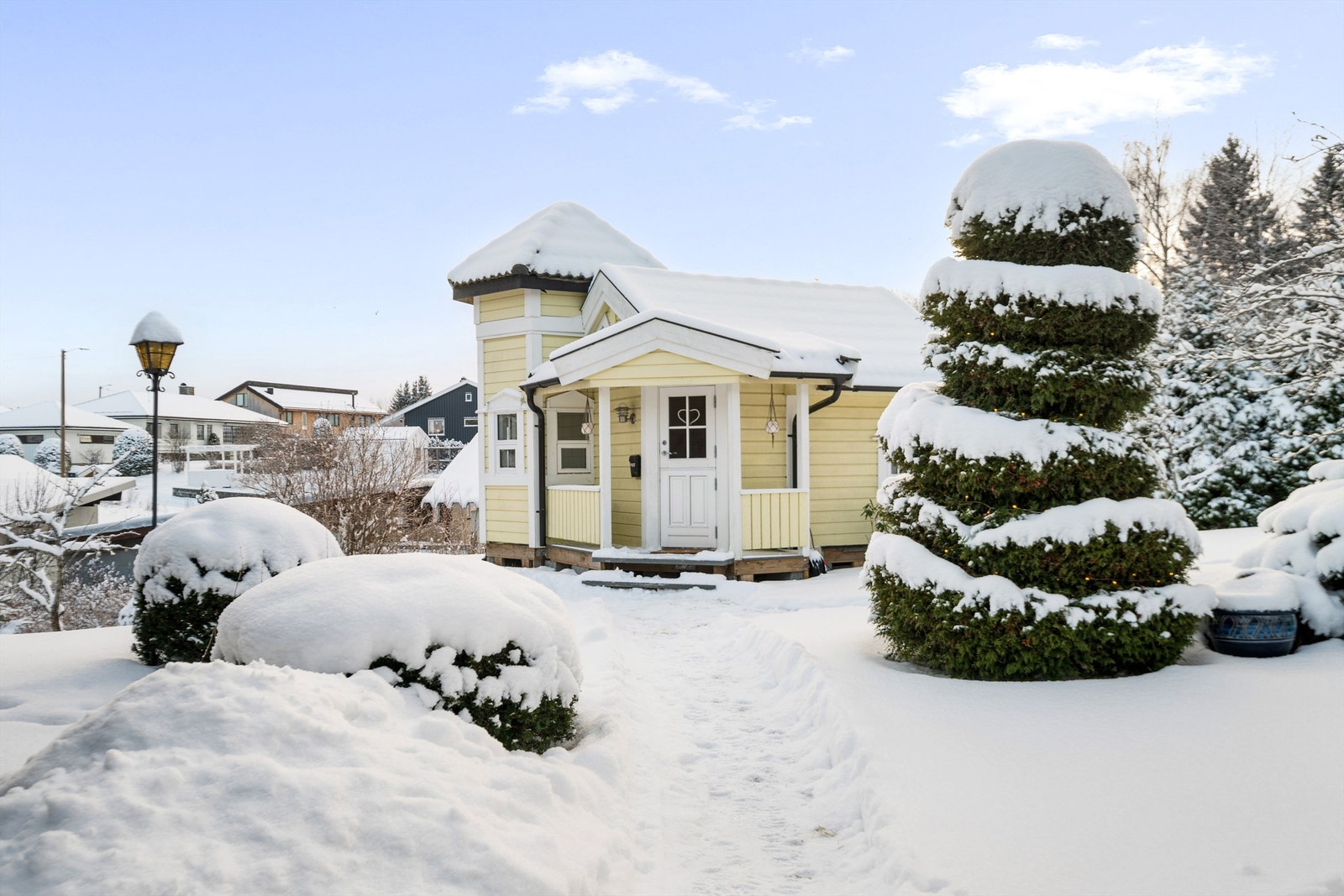 I hagen står det et koselig anneks/lekestue Galleribilde