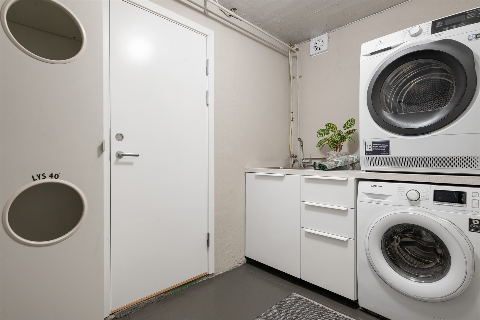 Vaskerom Galleribilde