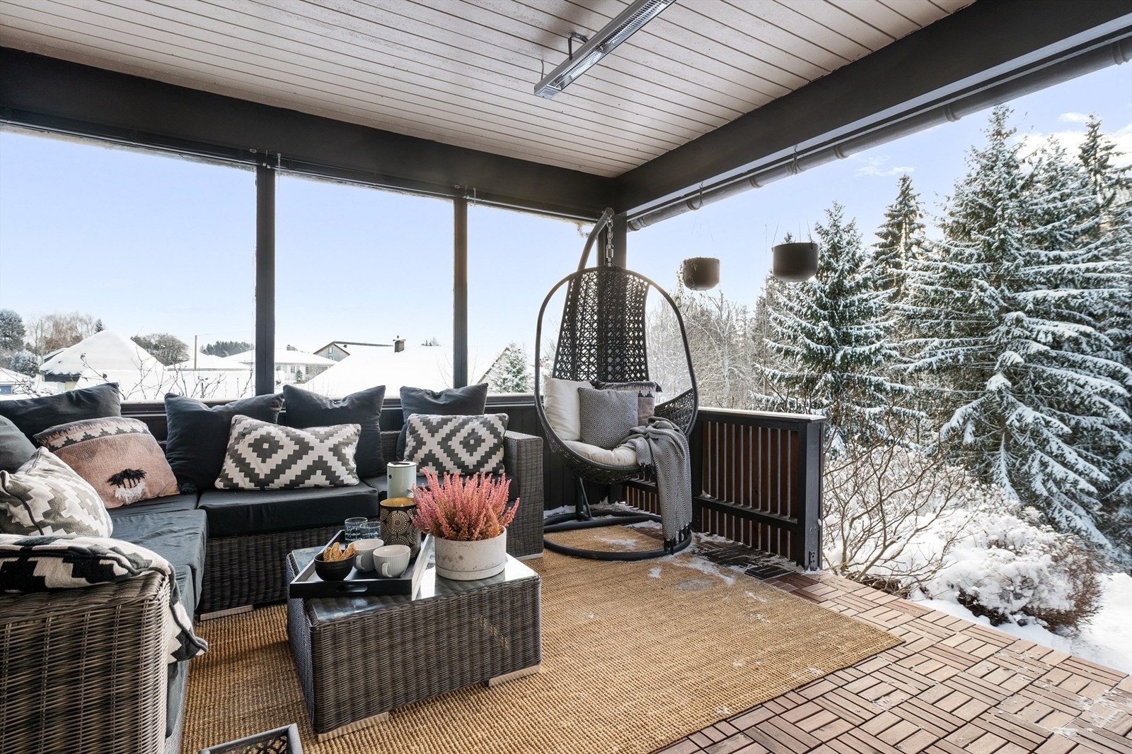 Overbygget terrasse med varmelamper gjør at man kan nyte utearealet langt ut på året Galleribilde