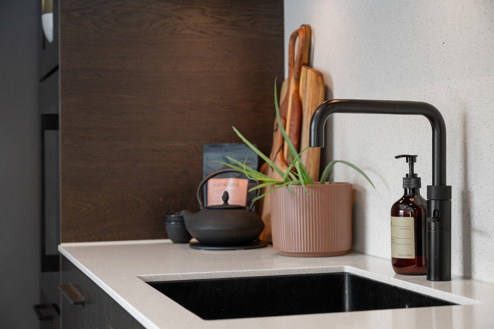 Nedfelt oppvaskkum med Quooker ett greps-armatur Galleribilde