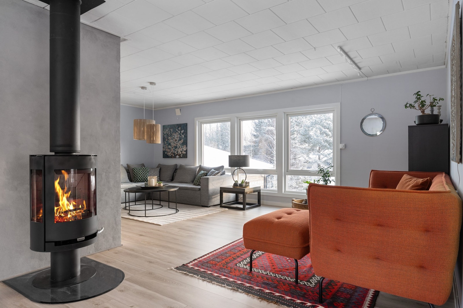 Boligen har peis som varmer godt opp på kalde vinterdager Galleribilde