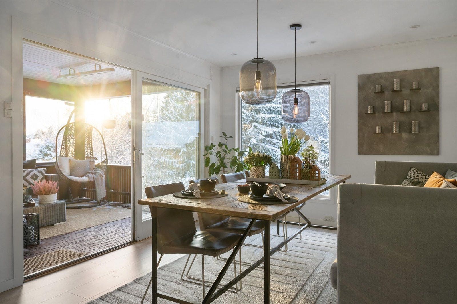 Fra spisestuen har man direkte adkomst til boligens terrasse og hage Galleribilde