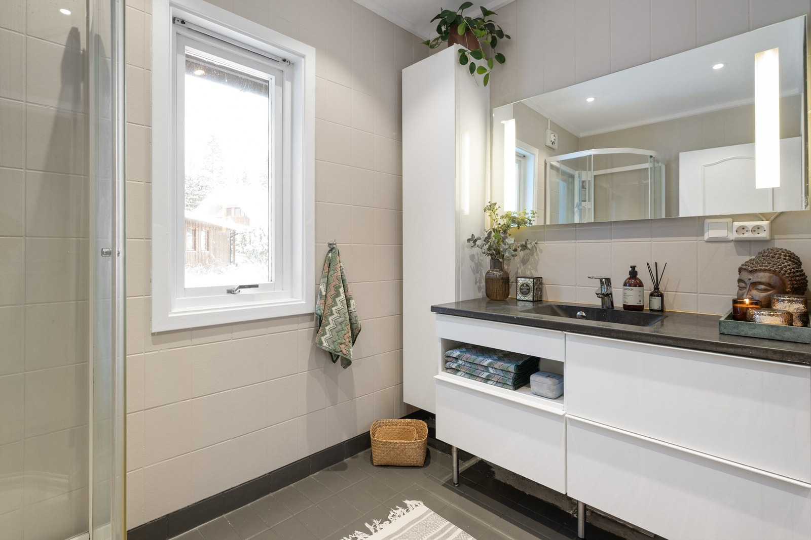 Bad med flislagt gulv med gulvvarme Galleribilde