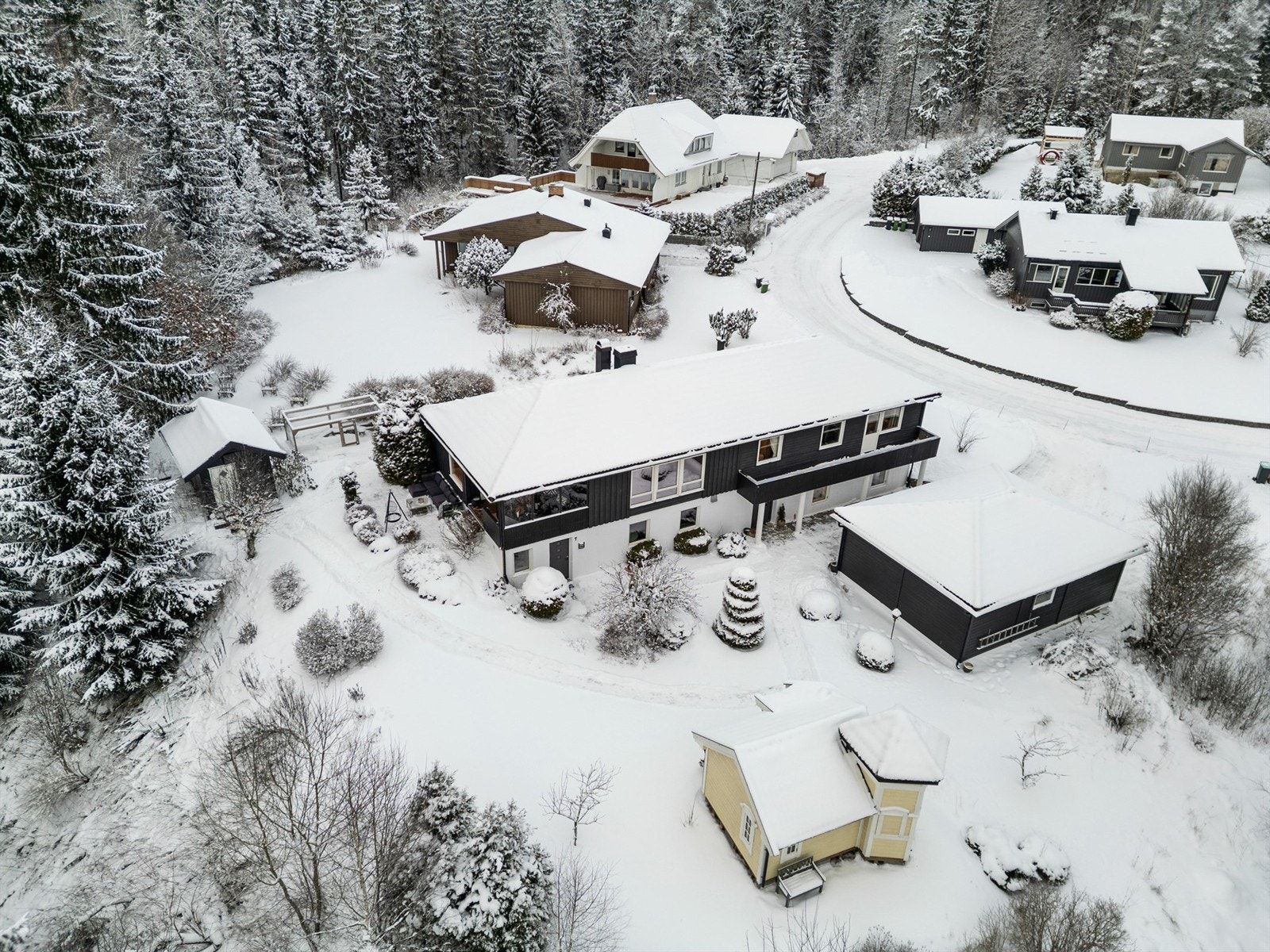 Eiendommen har stor hage og dobbel garasje Galleribilde