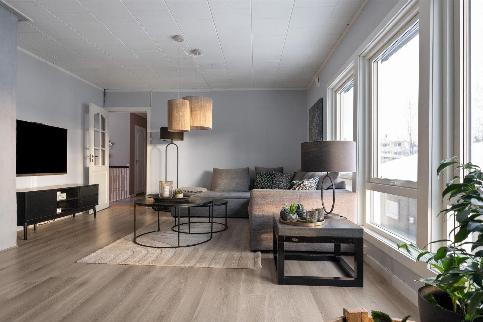 Lys og luftig stue med god plass til sittegrupper Galleribilde