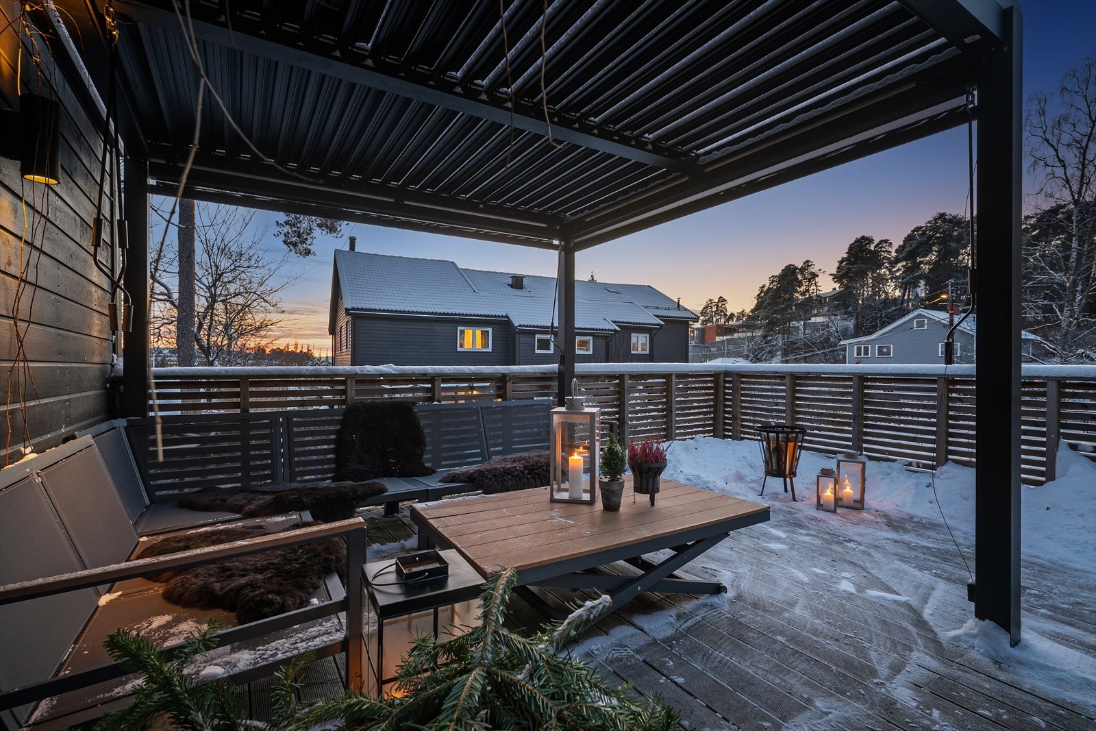 Det er god plass til sittegruppe, grill og potteplanter - En flott forlengelse av stue- og kjøkkenarealet Galleribilde