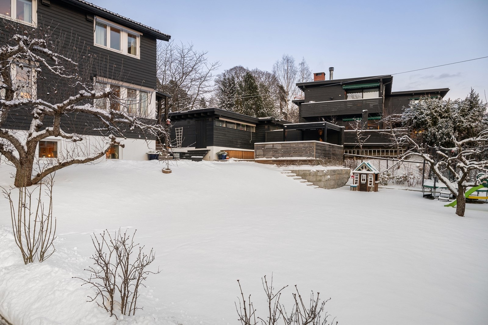 Hagen har flere flate partier og egner seg godt til ballspill, samt plassering av trampoline, og gir rikelig med boltreplass for både små og store Galleribilde