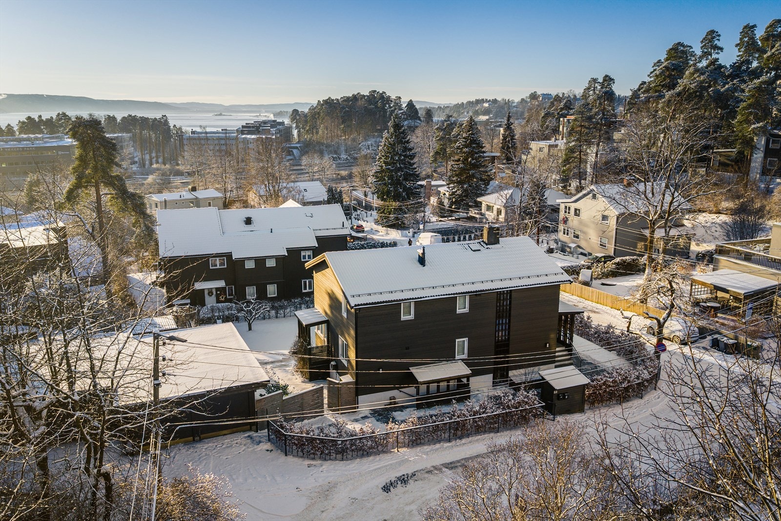 Området er preget av småhusbebyggelse, frodige haver og rolige gater - perfekt for barnefamilier, aktive mennesker og de som ønsker en harmonisk tilværelse med umiddelbar nærhet til både natur og byens fasiliteter Galleribilde