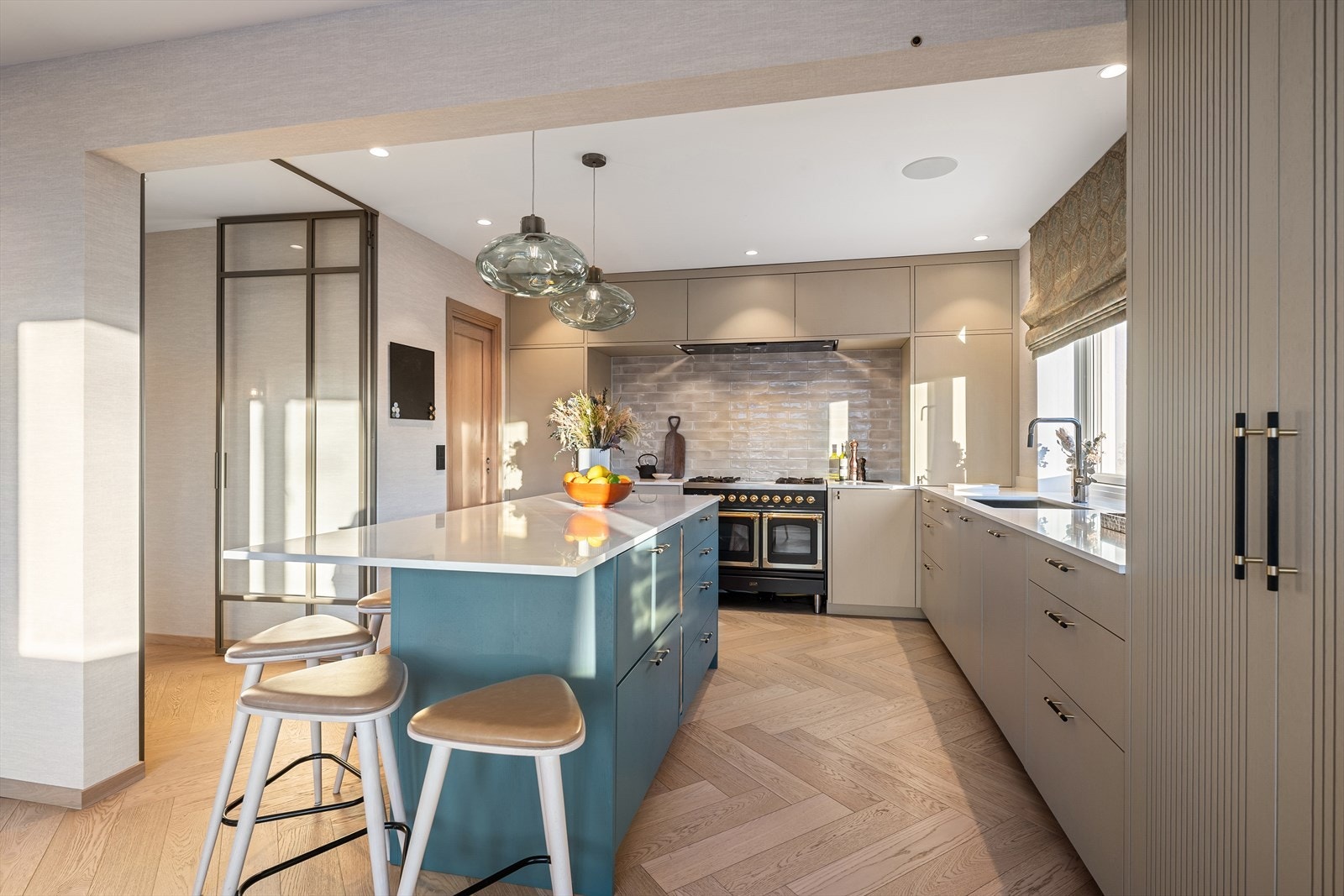 Benkeplaten er i Silestone med nedfelt kum i rustfritt stål Galleribilde