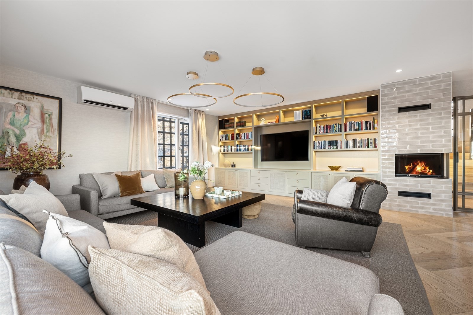 En plassbygget bokhylle/mediahylle i eik med integrert belysning fra Bokhyllespesialisten gir stuen et eksklusivt preg Galleribilde