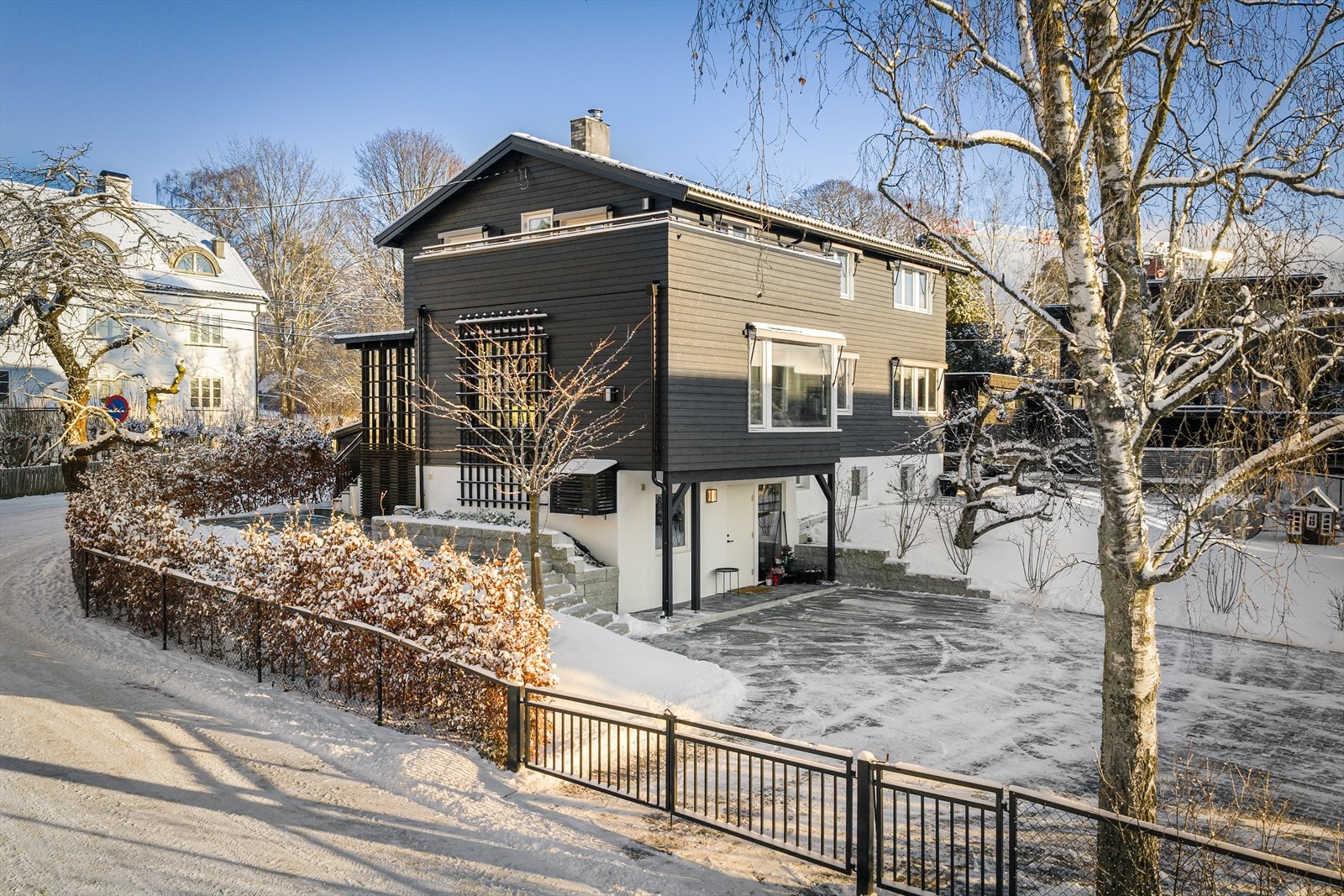 Sørvangen 15 ligger i et tilbaketrukket og meget attraktivt boligområde på Furulund/Bestum, et ettertraktet strøk i bydel Ullern Galleribilde