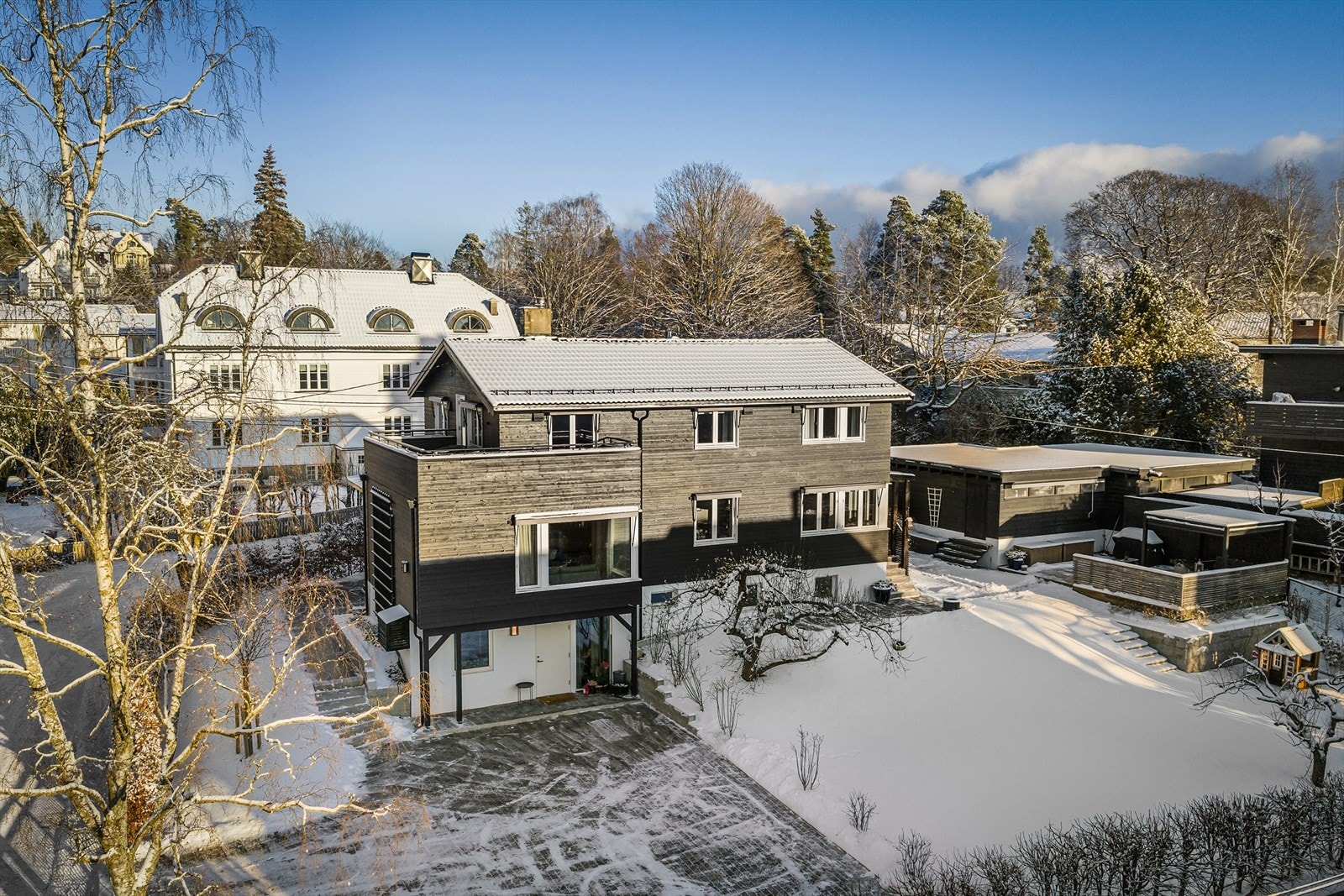 Transporttilbudet i området er svært godt - Furulund trikkeholdeplass ligger like i nærheten og når Fornebubanen åpner vil nærmeste stopp ligge ca. 250 meter fra boligen Galleribilde