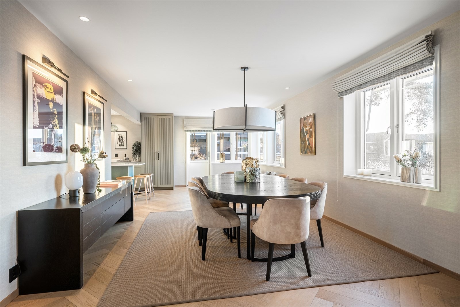 Spisestuen ligger sentralt plassert mellom kjøkken og stue og gir svært god plass til stort langbord - her har det tidligere vært dekket opp til hele 45 personer Galleribilde