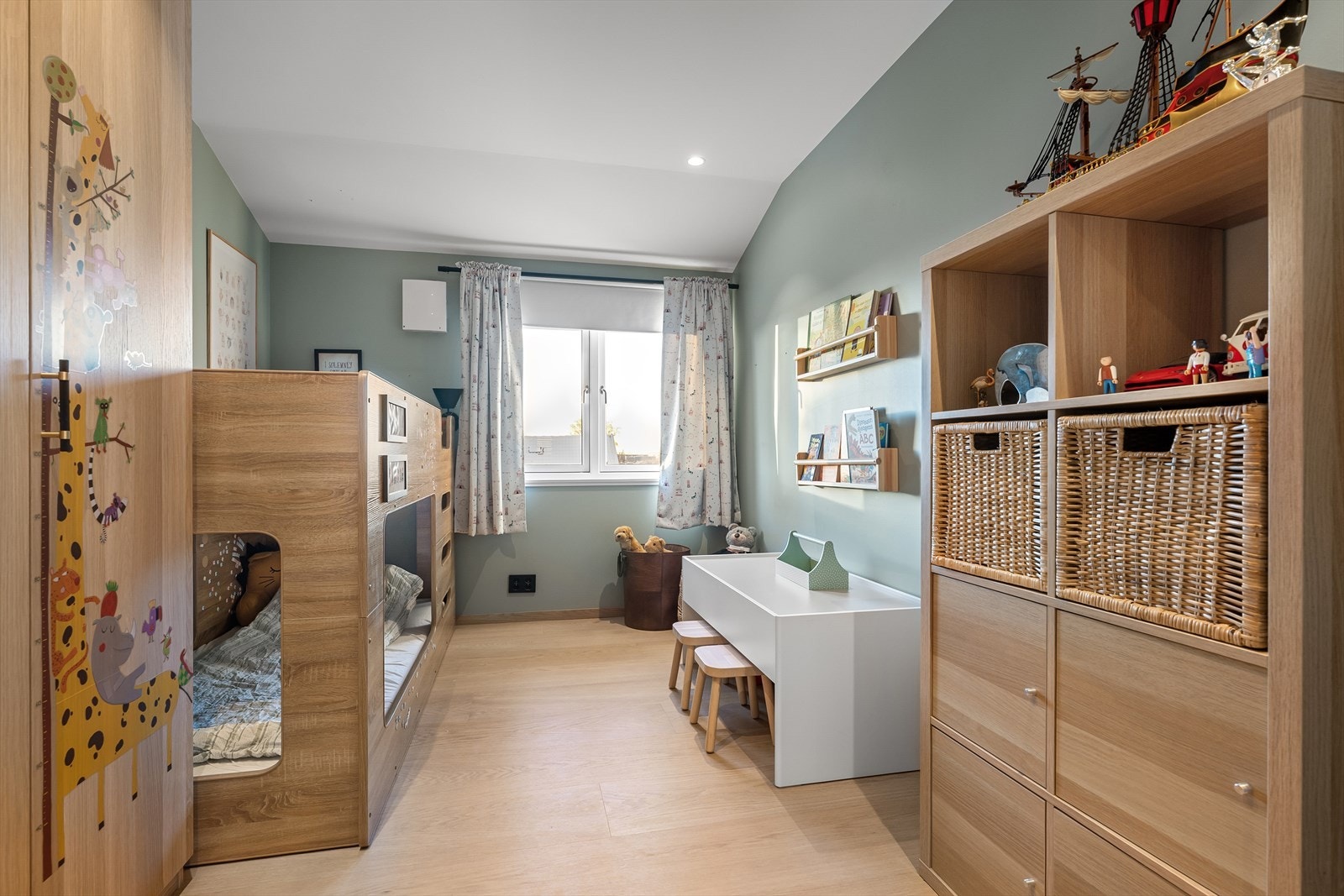 Soverom 2 og 3 har plass til seng med tilhørende møblement og garderobeløsninger Galleribilde