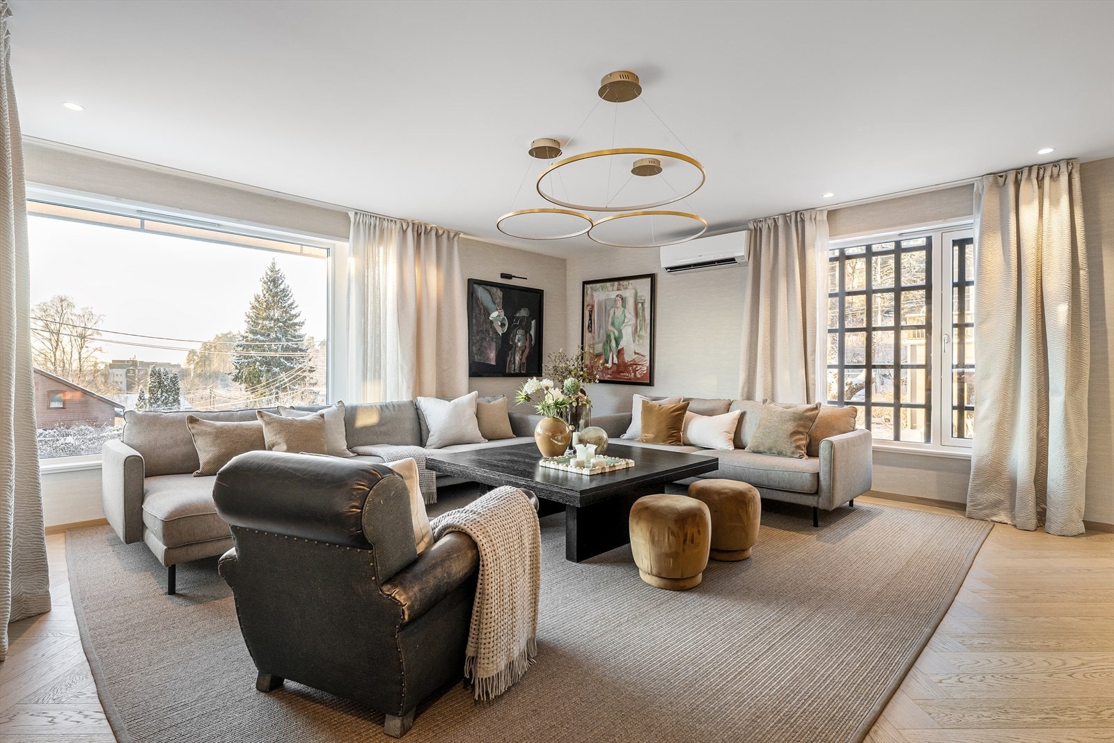 Det er god plass til stort sofamøblement og tilhørende stuebord Galleribilde