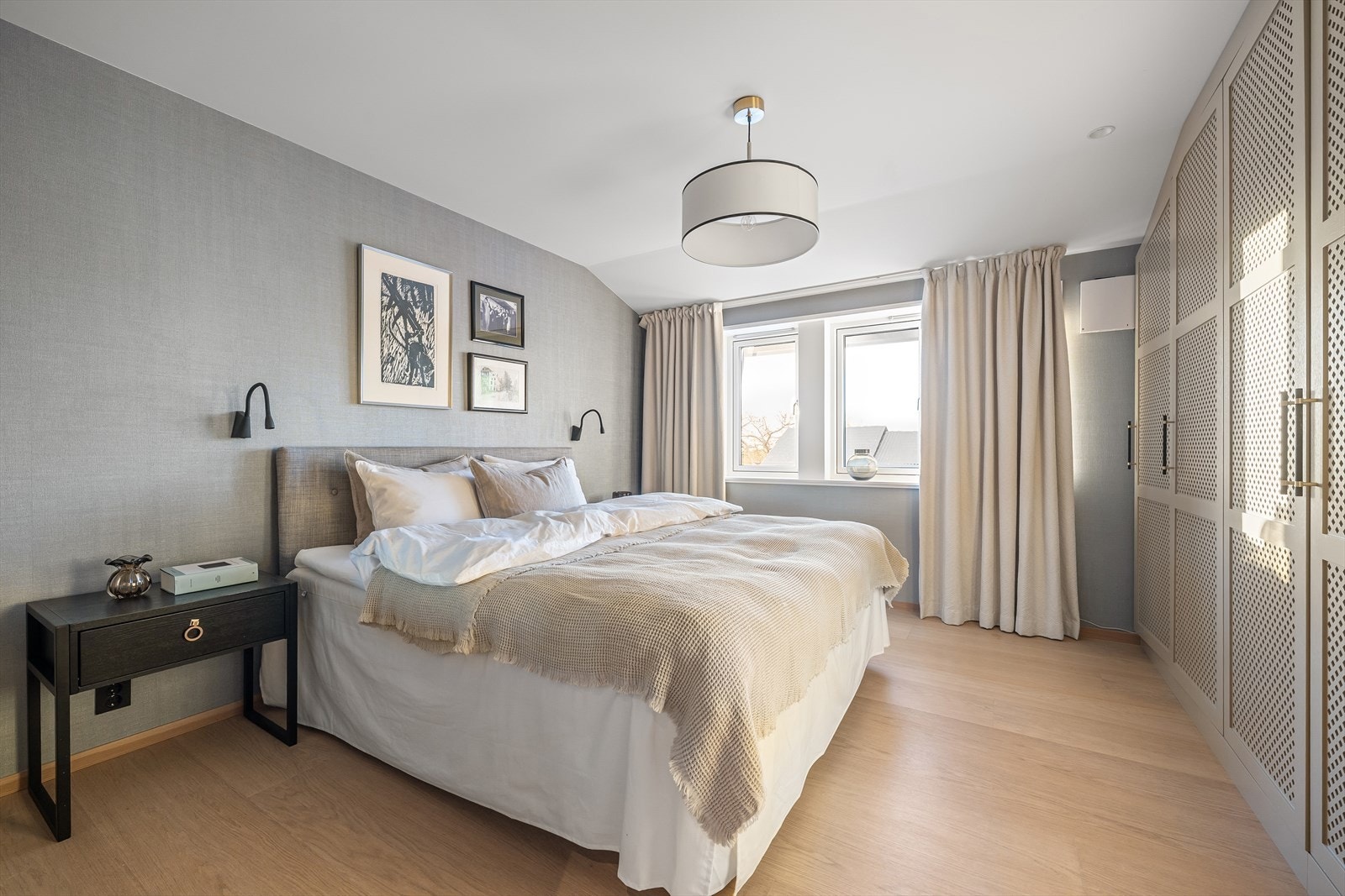 Hovedsoverommet er romslig og har god plass til dobbeltseng Galleribilde