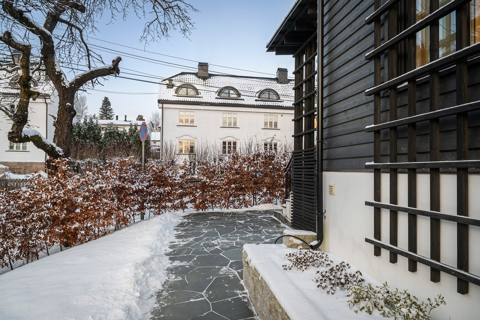 Utomhusområdene er betydelig oppgradert - Tomten ble opparbeidet med blant annet steintrapper og skifer i 2021 Galleribilde