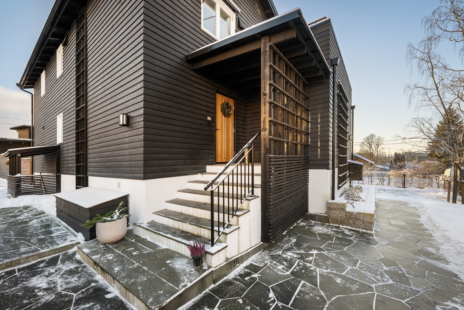 En eksklusiv inngangsdør i eik leder inn i en romslig og innbydende hall Galleribilde