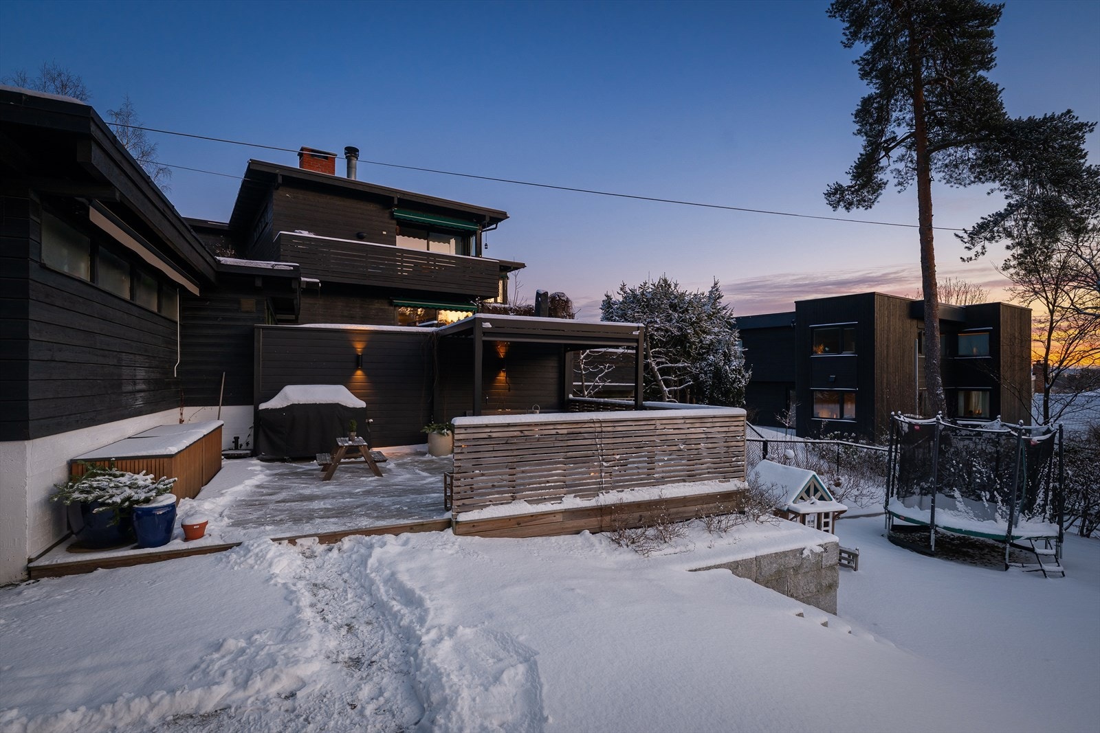 Meget pent opparbeidet hage med svært gode solforhold - Tomten er noe skrånende, men har flere flate partier Galleribilde