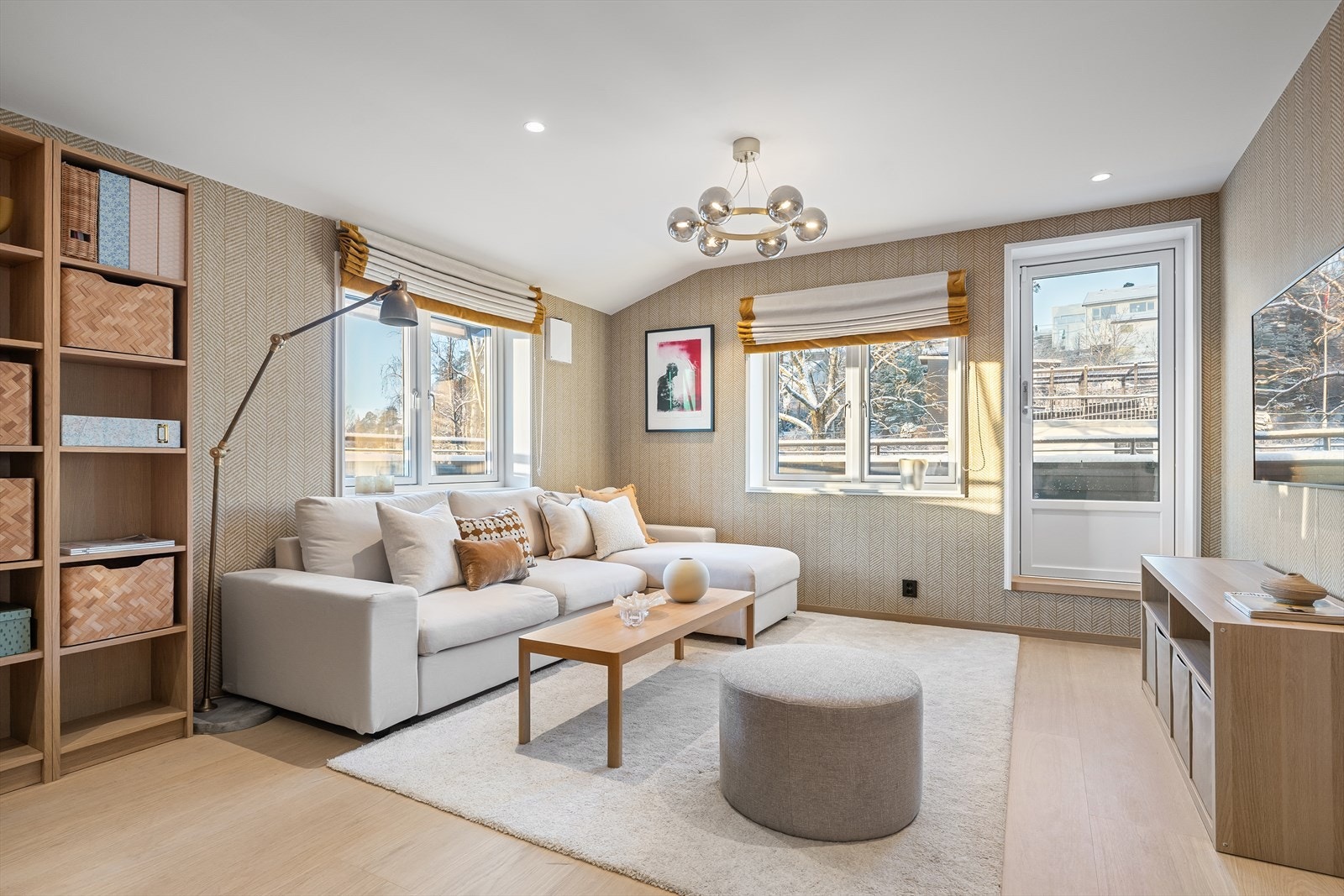 TV-stuen fungerer som et naturlig samlingspunkt i etasjen og er en perfekt som sone for både store og små, være seg til film- eller sportskvelder Galleribilde