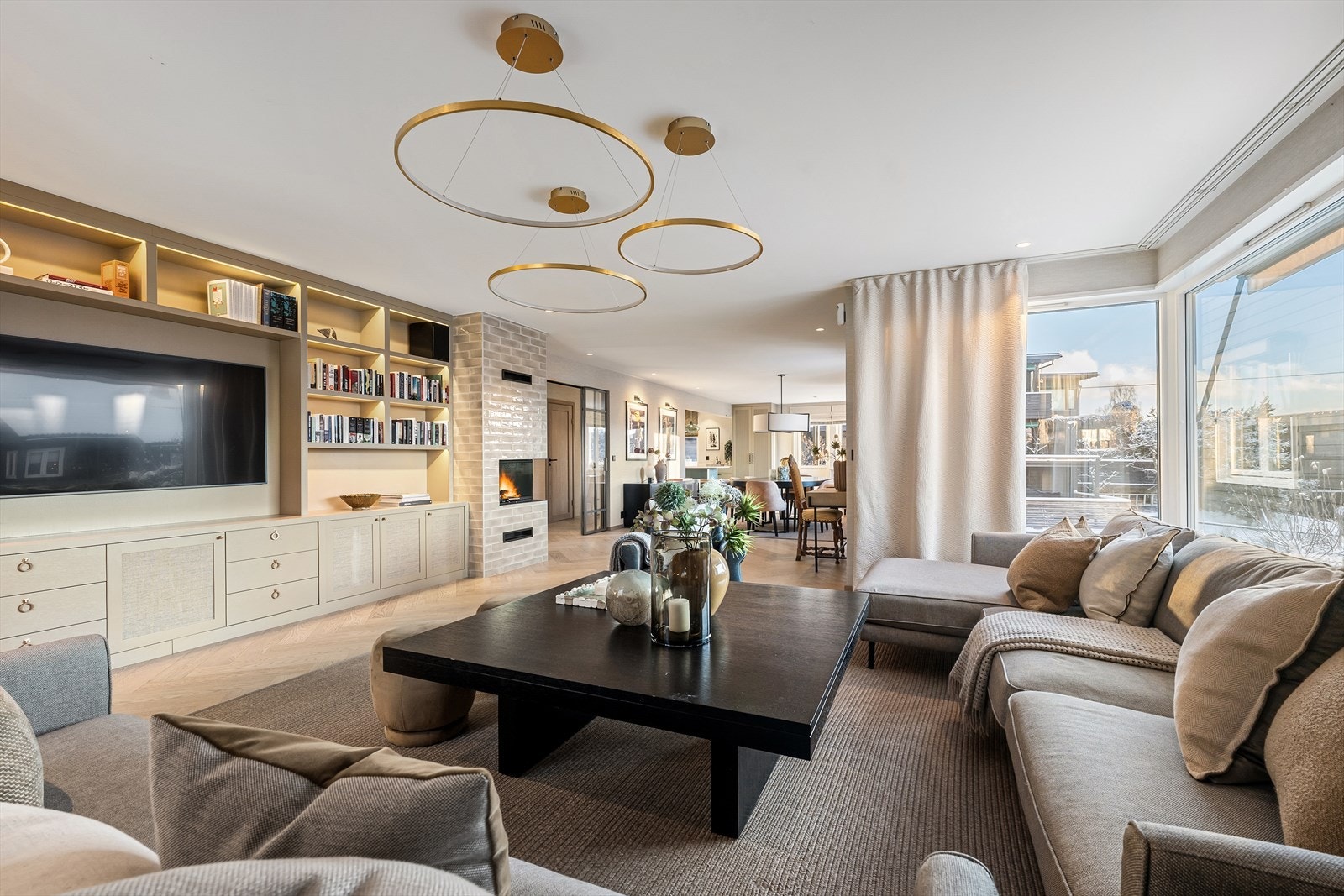 Skjult kabling til TV, høyttalere og stereoanlegg er elegant integrert i skap Galleribilde