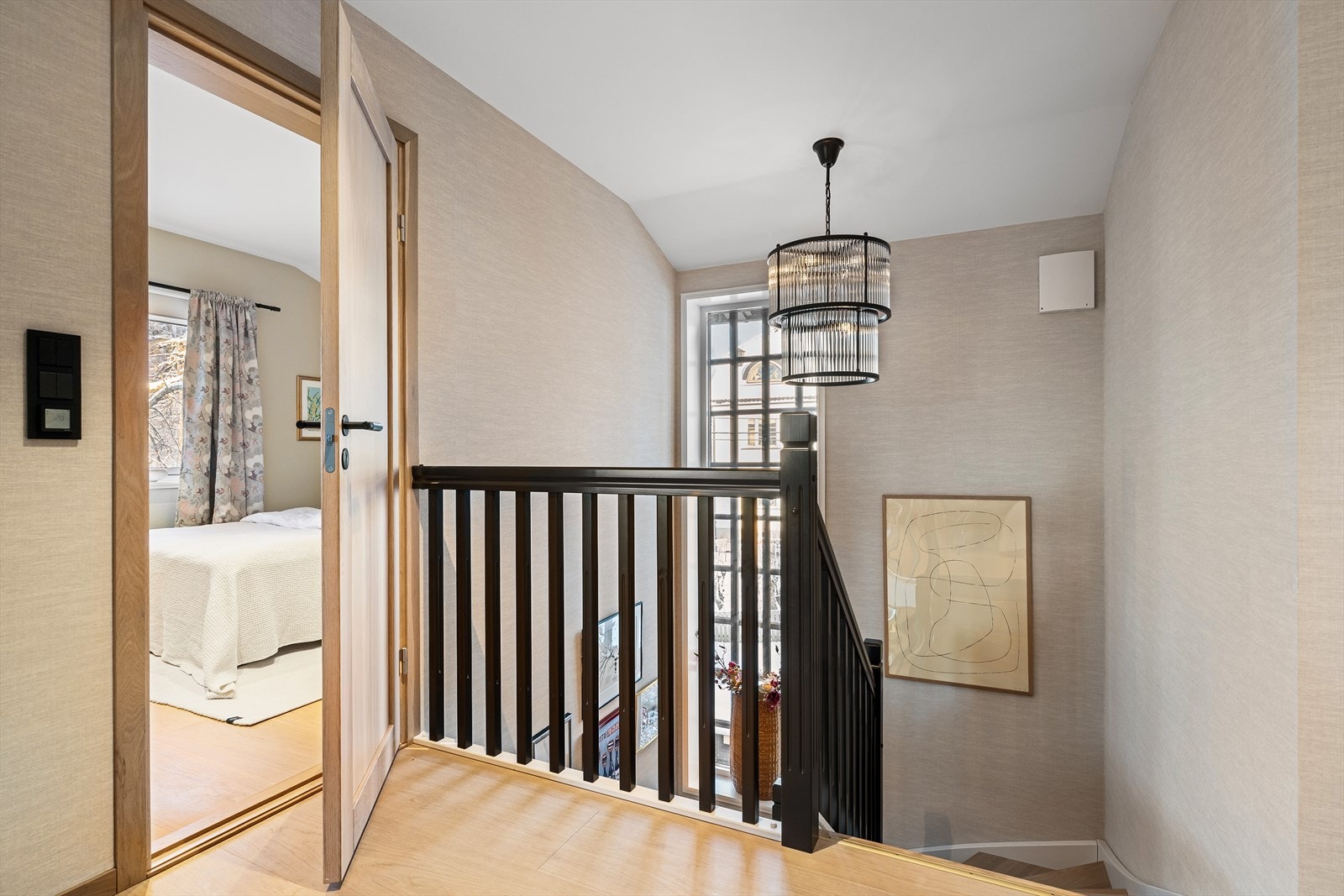 Samtlige rom i etasjen har ventilasjonsanlegg fra Flexit, og alle dører er utført i eik fra Kloppen med sorte dørhåndtak fra eksklusive Buster + Punch Galleribilde