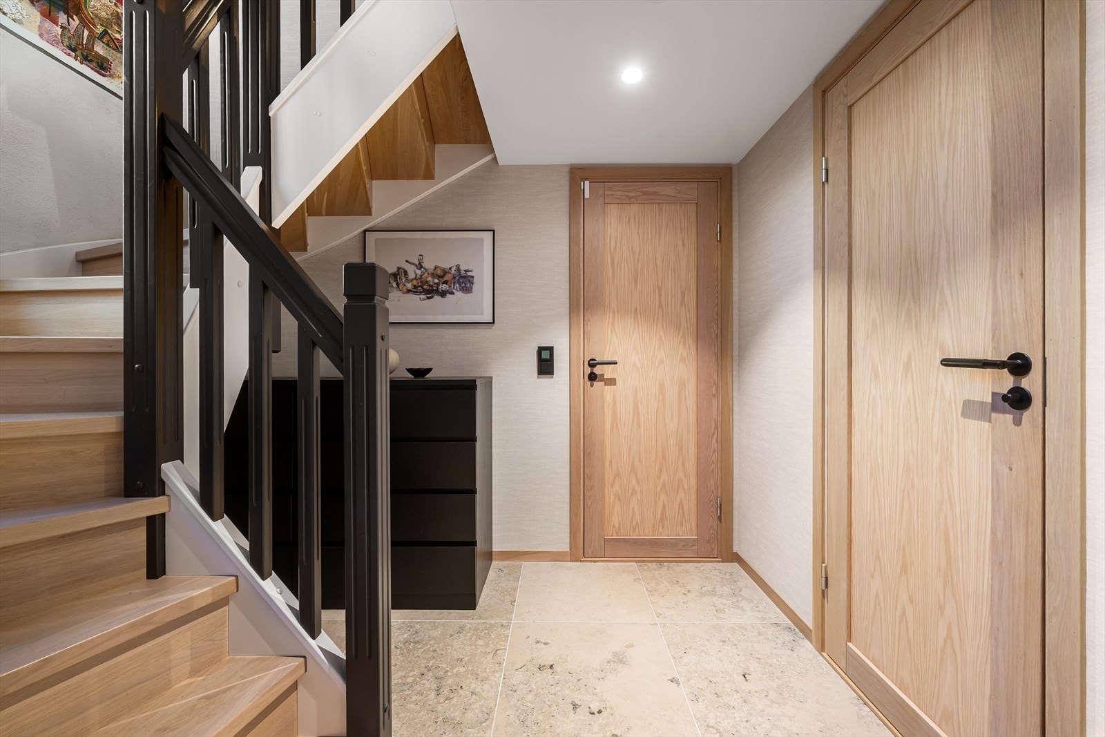 Begge hybler har egne, separate innganger, samtidig som det er intern adkomst til hovedboligen, noe som gir stor fleksibilitet - Hyblene leies i dag ut for kr. 13 500 hver Galleribilde