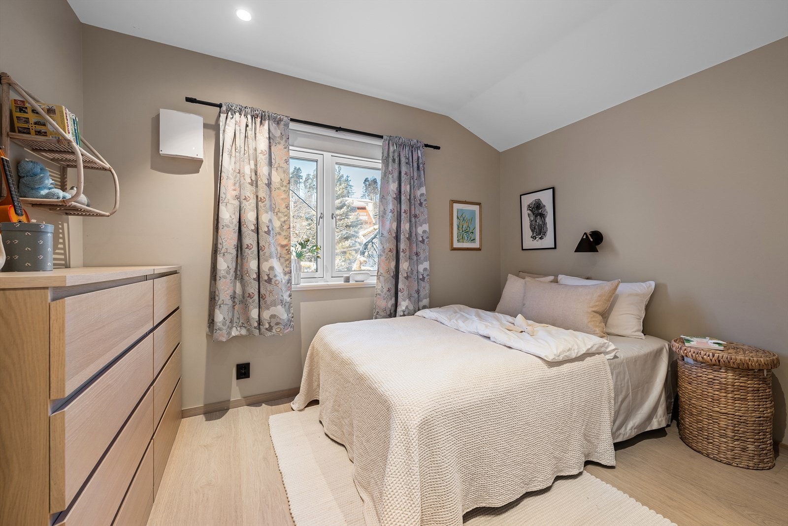 Soverom 2 og 3 har enstavs parkett og malte overflater, og fremstår som lyse og lett møblerbare rom Galleribilde