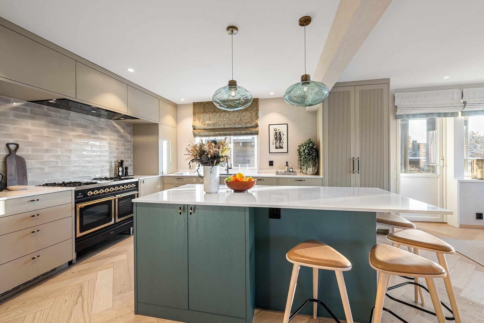 Det er også smart og diskret plasserte stikkontakter under benker og i skap, samt kablet takhøyttaler fra Bowers & Wilkins over oppvaskkummen Galleribilde