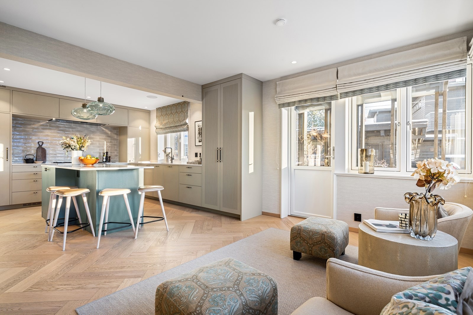 Kjøkkenet er møbelsnekret i eik fra Luxera og ligger i åpen løsning mot spisestue og stue, noe som skaper et svært sosialt og funksjonelt allrom Galleribilde