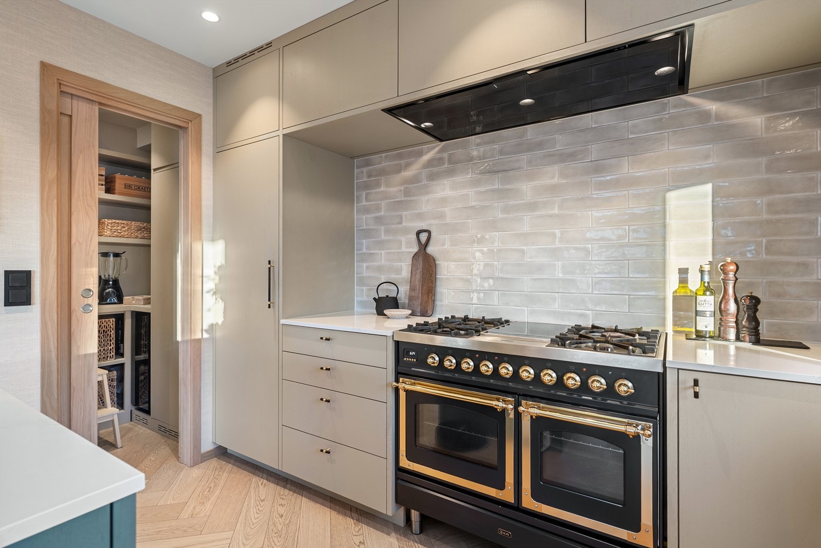 Hvitevarene holder høy kvalitet og består blant annet av separat kjøleskap og fryseskap fra Liebherr (fryser plassert i pantry), to kjøleskuffer fra Norcool, oppvaskmaskin fra Asko, samt vinskap med to soner fra Temptech i pantry Galleribilde