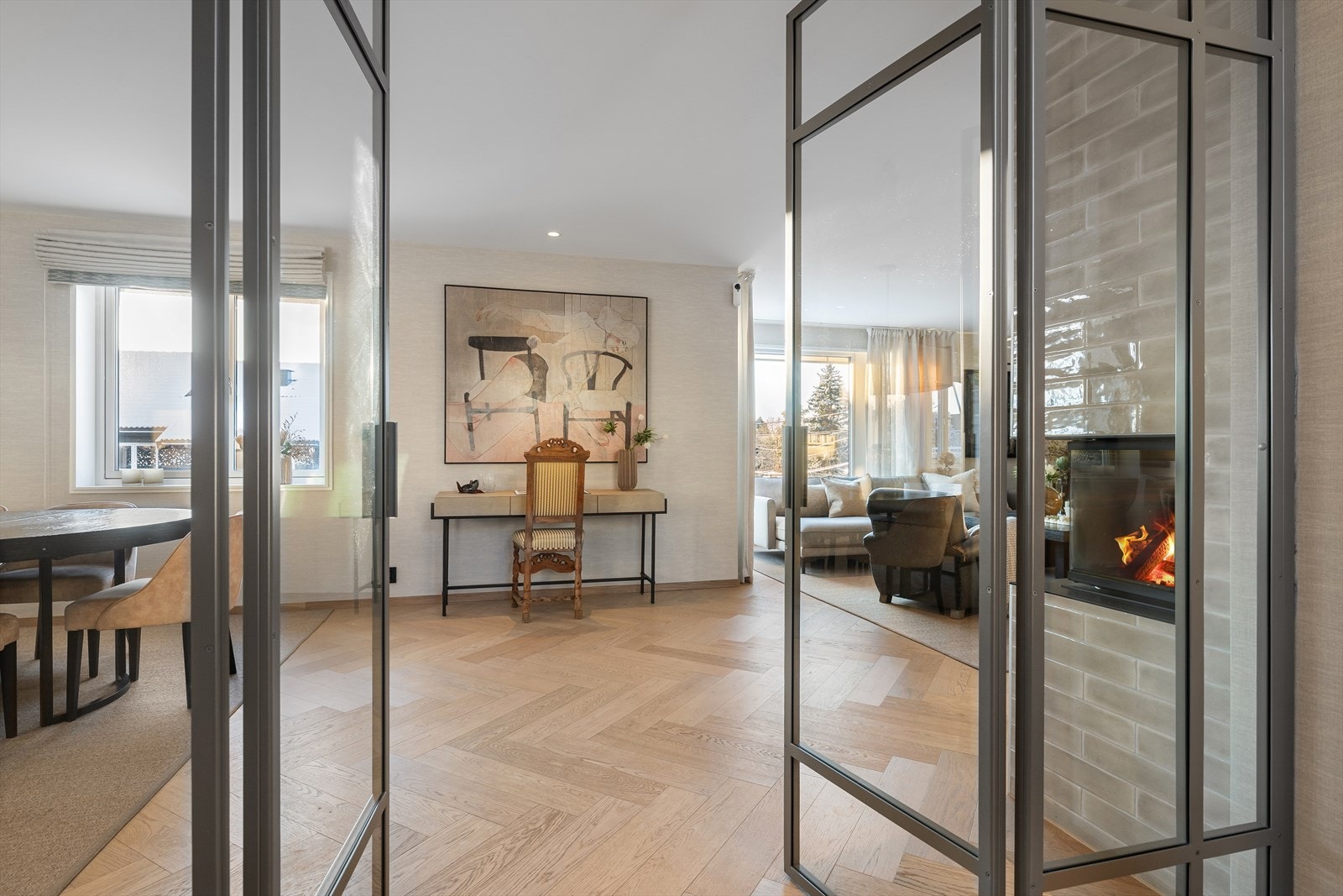 Stuen er romslig og lys, med store vindusflater som slipper inn rikelig med naturlig lys Galleribilde