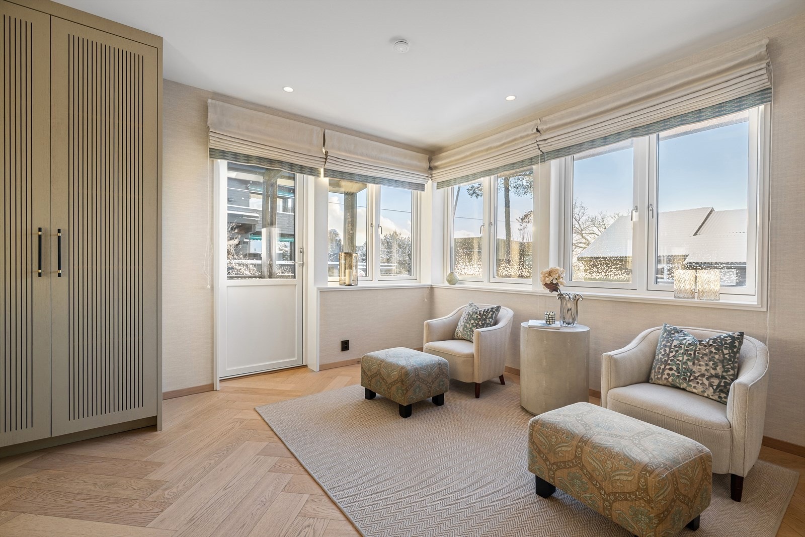 Fra kjøkkenet er det utgang til en sydvendt, skiferbelagt platting på ca. 6 m² - Skiferplattingen har videre adkomst til en stor platting på 35 m² med god plass til sittegruppe, grill og potteplanter Galleribilde